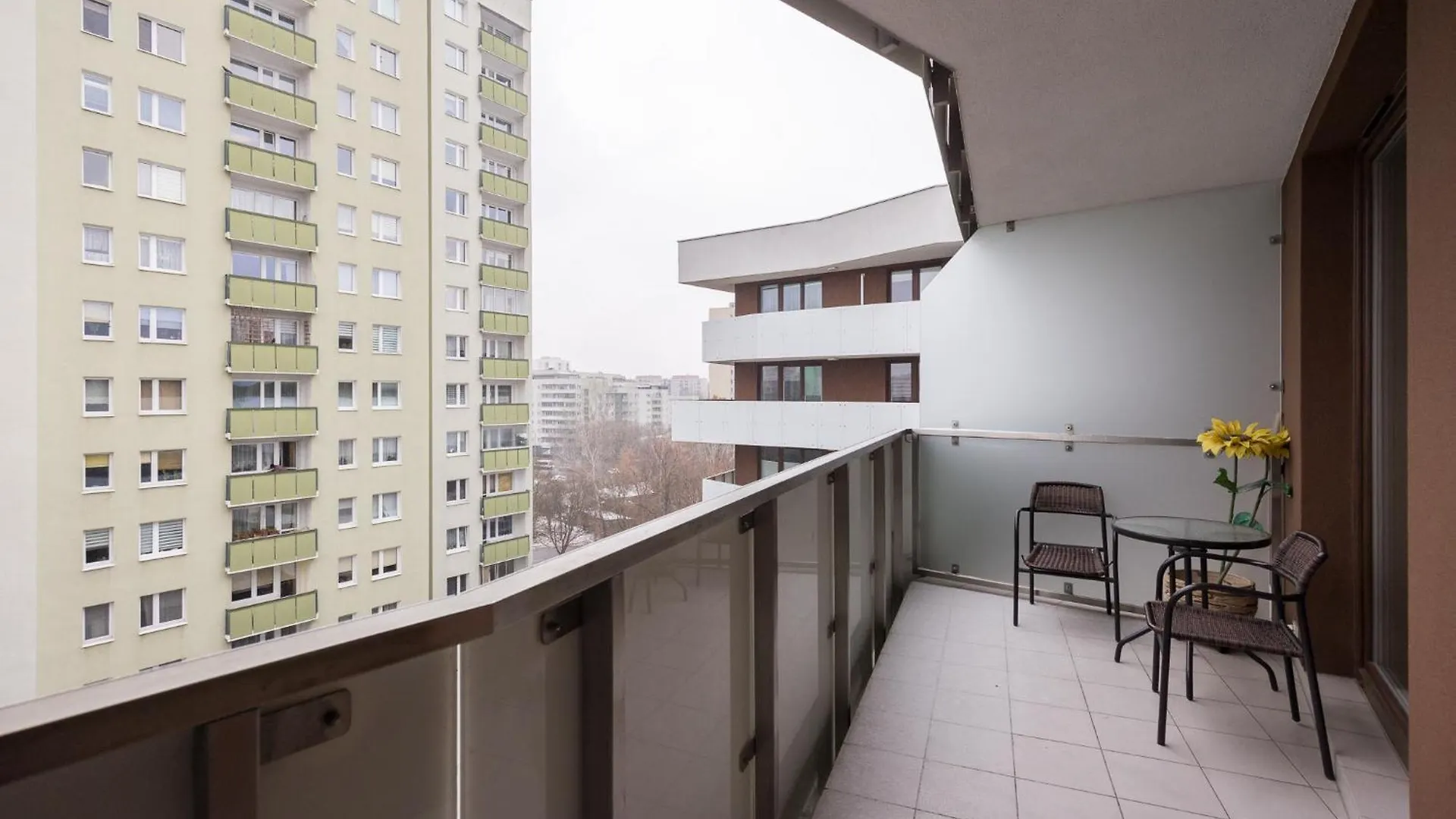 Metro Wilanowska Aparts Warsaw Apartment